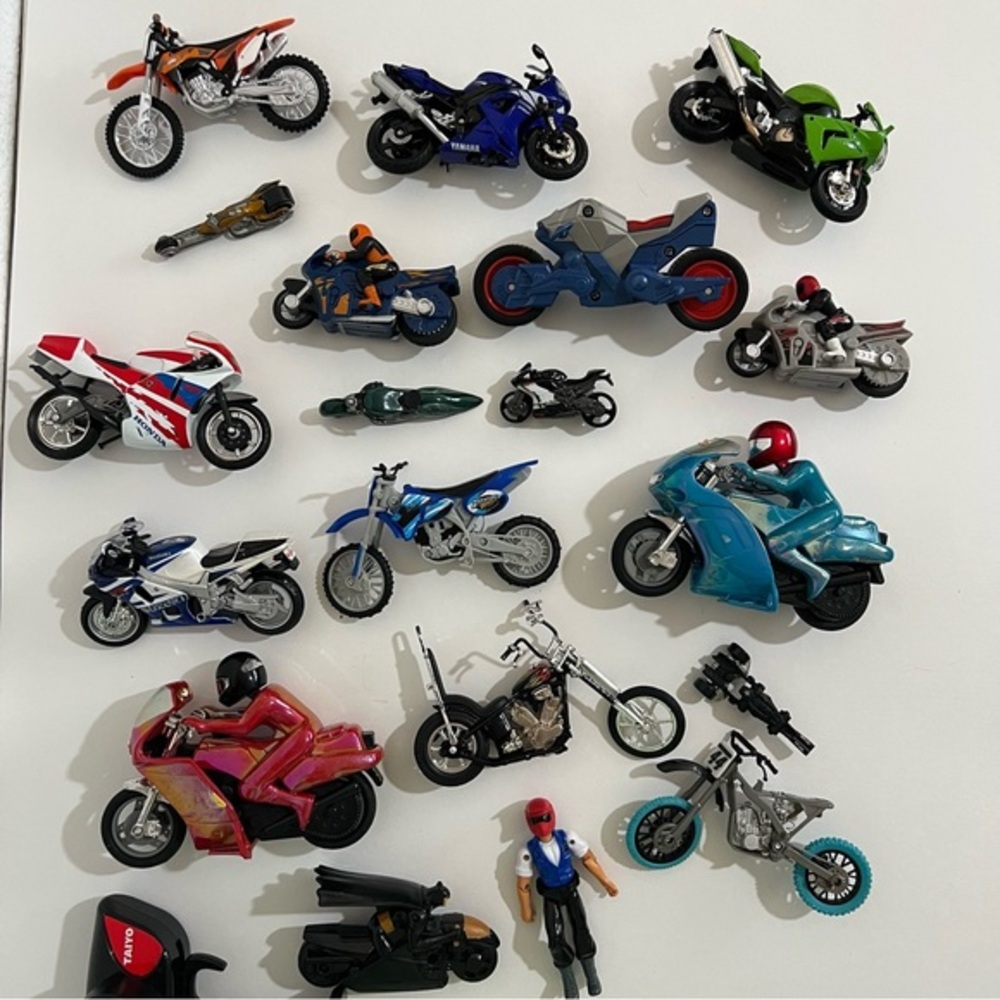 18 Assorted Die Cast & Combo Die Cast & Plastic Motorcycle Bike Bundle